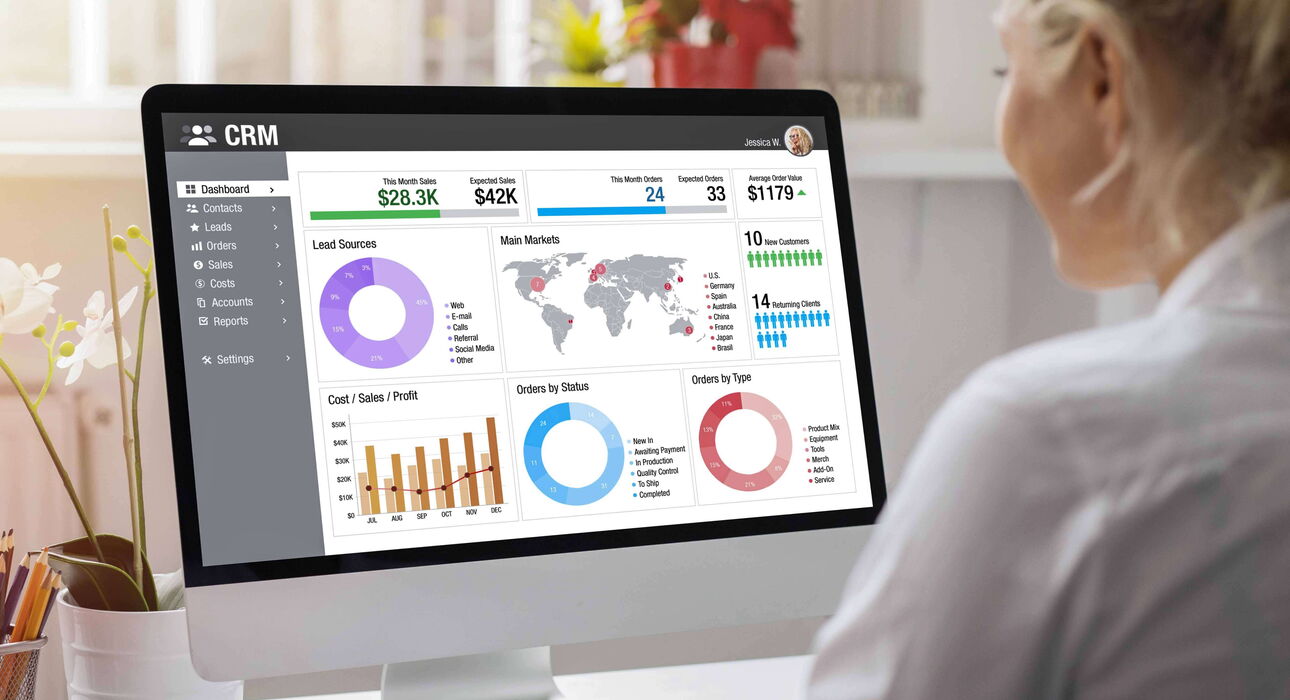 TRADINEO-Managerin-analysiert-die-neuesten-Kennzahlen-aus-dem-CRM-um-Kundenbeziehung-besser-zu-verstehen